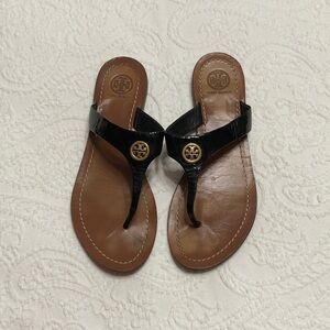 Tory Burch Thong Sandals Size 8M Black Patent Leather Gold Logo